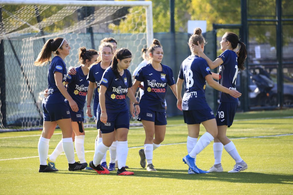 Azione di gruppo del Trento Calcio Femminile dopo il gol contro la Triestina
