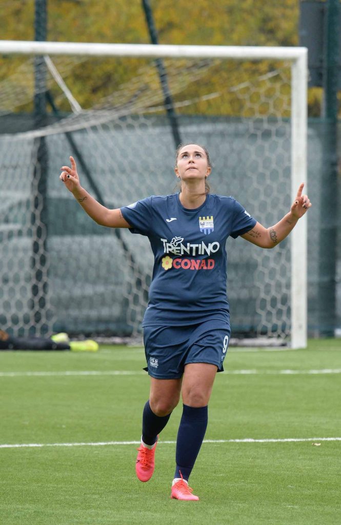 Chiara Pasqualini, autrice dei 3 gol nel derby tra Trento calcio femminile e Isera (foto di Daniele Panato)