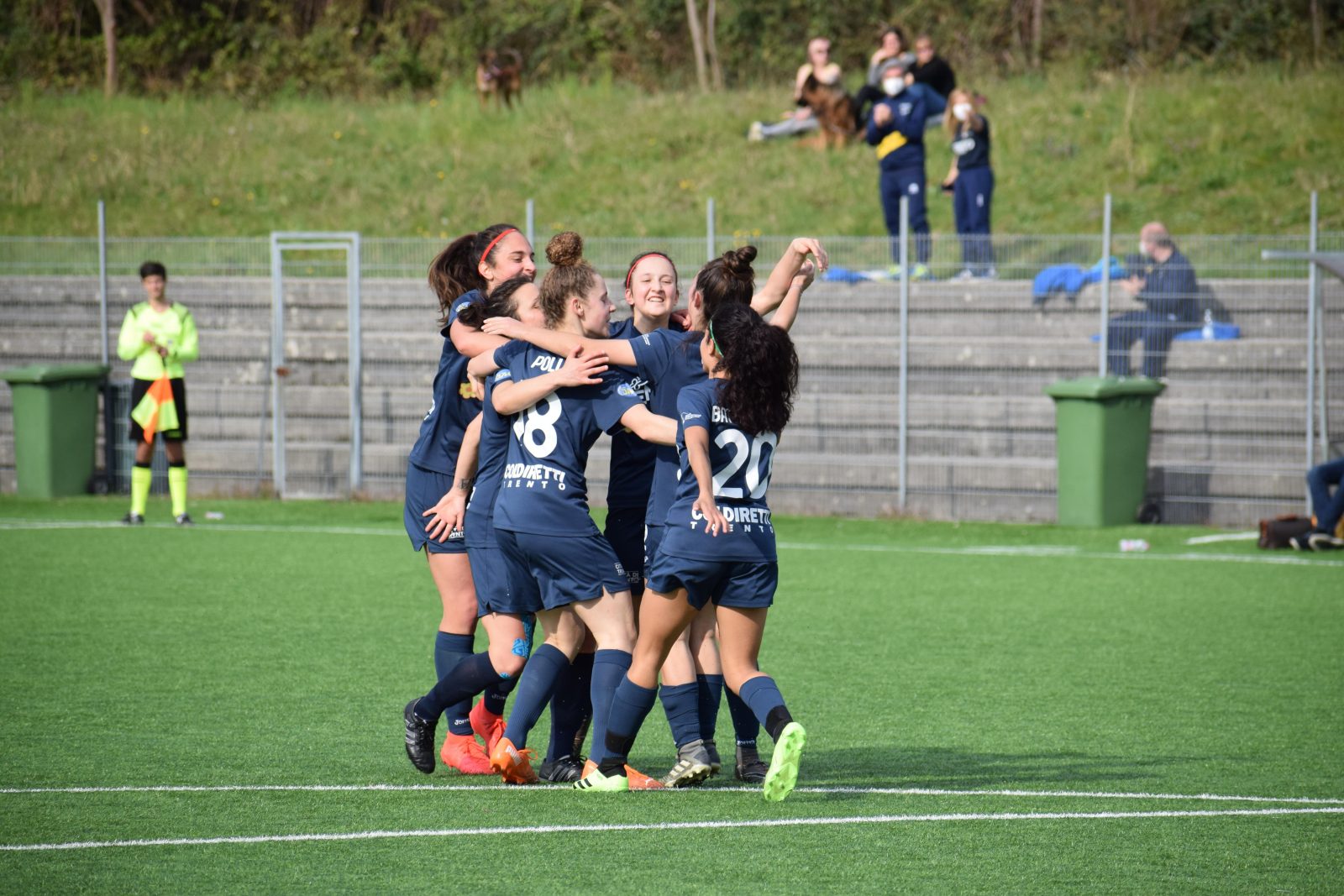 Le ragazze del Trento Calcio Femminile esultano dopo il gol segnato contro la Triestina