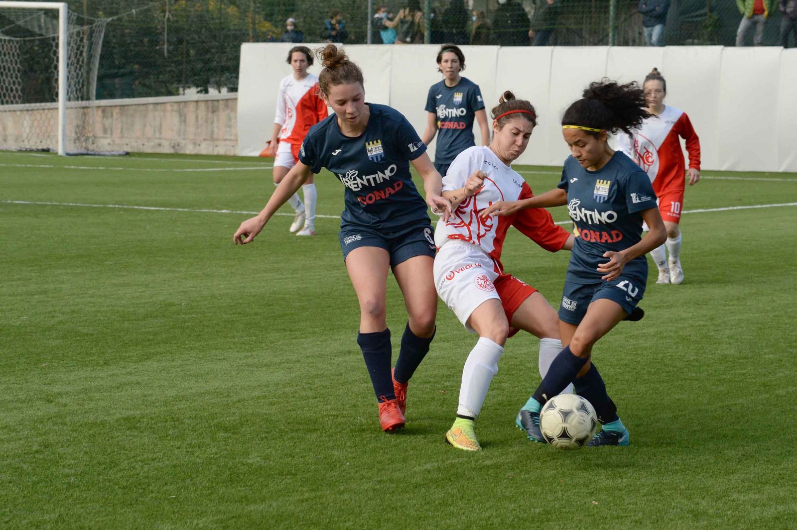 Il Trento Calcio Femminile in azione nel derby di andata contro l'Isera